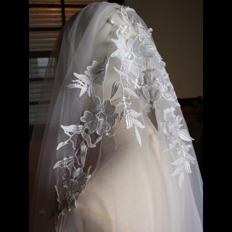 Classic floral lace bridal veil for weddings8