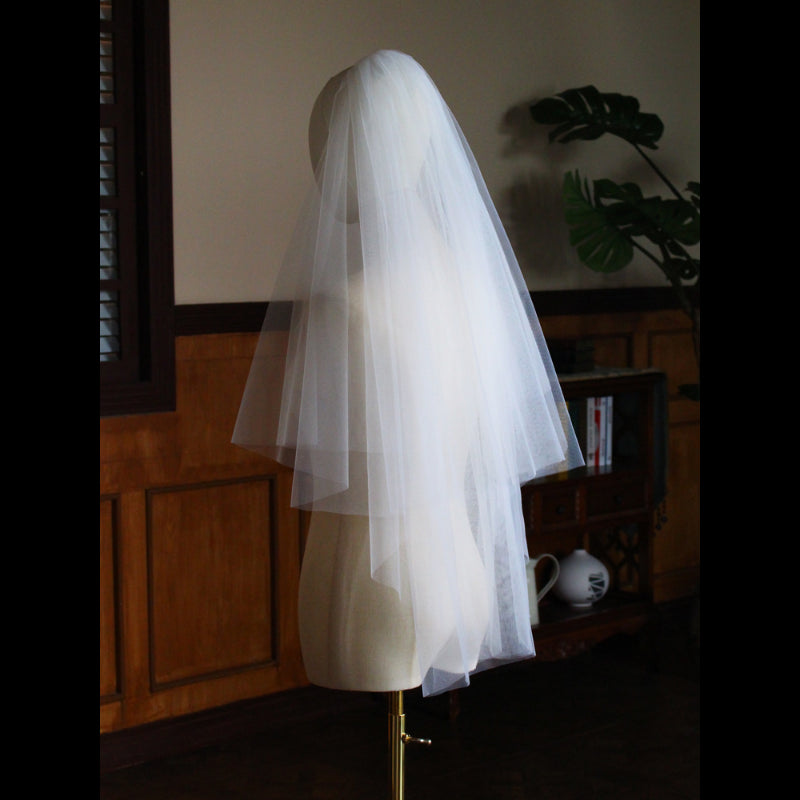 Classic lace bridal veil for elegant wedding attire4