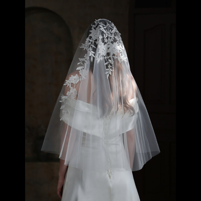 Classic floral lace bridal veil for weddings9