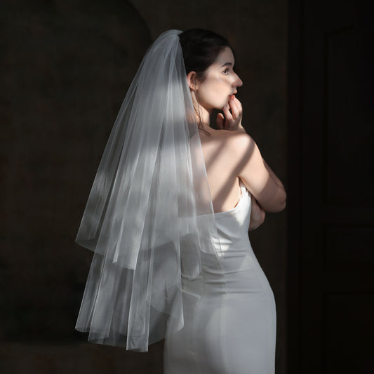 Classic lace bridal veil for elegant wedding attire5