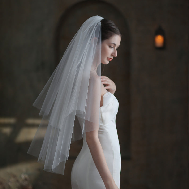 Classic lace bridal veil for elegant wedding attire6