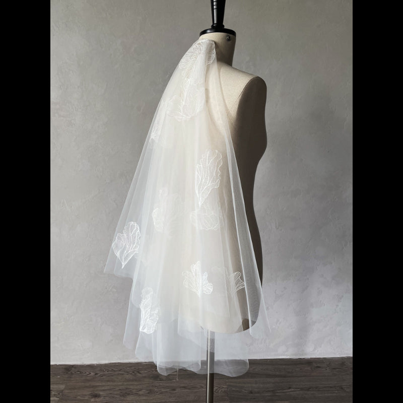 Elegant white floral lace bridal veil for weddings0