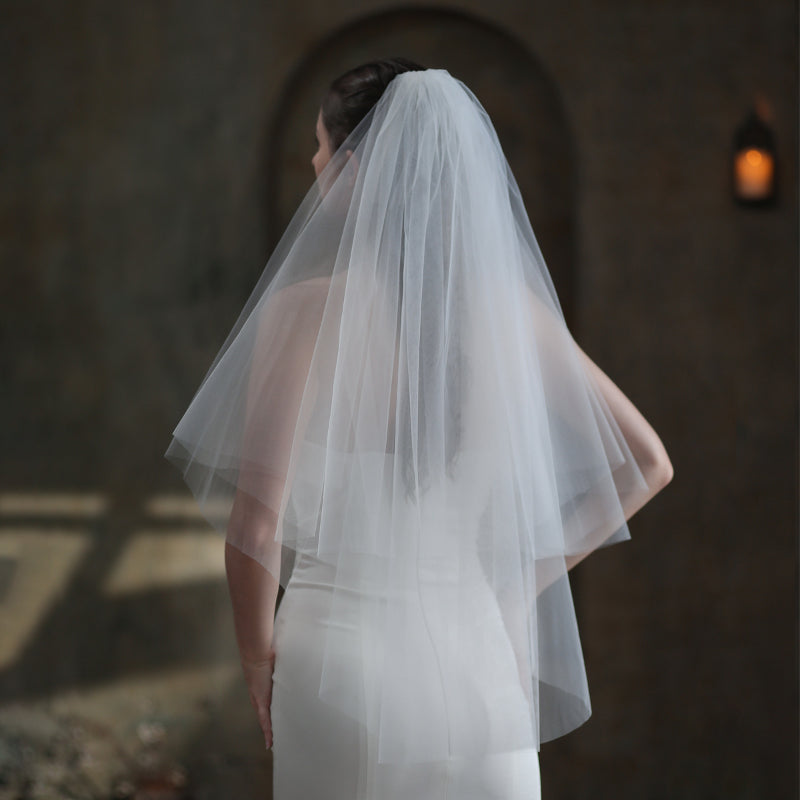 Classic lace bridal veil for elegant wedding attire2