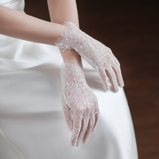 Elegant white lace bridal gloves for weddings3