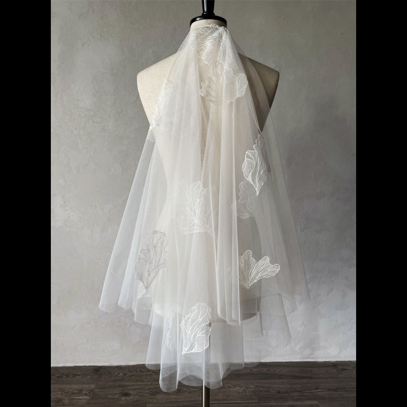 Elegant white floral lace bridal veil for weddings4