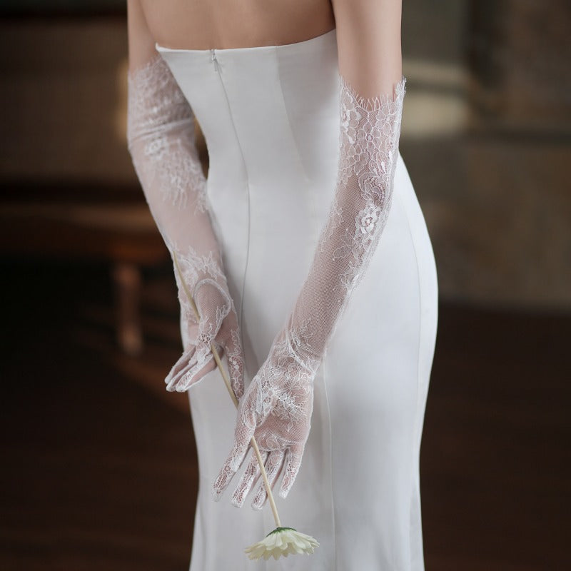 Elegant white lace bridal gloves for weddings4