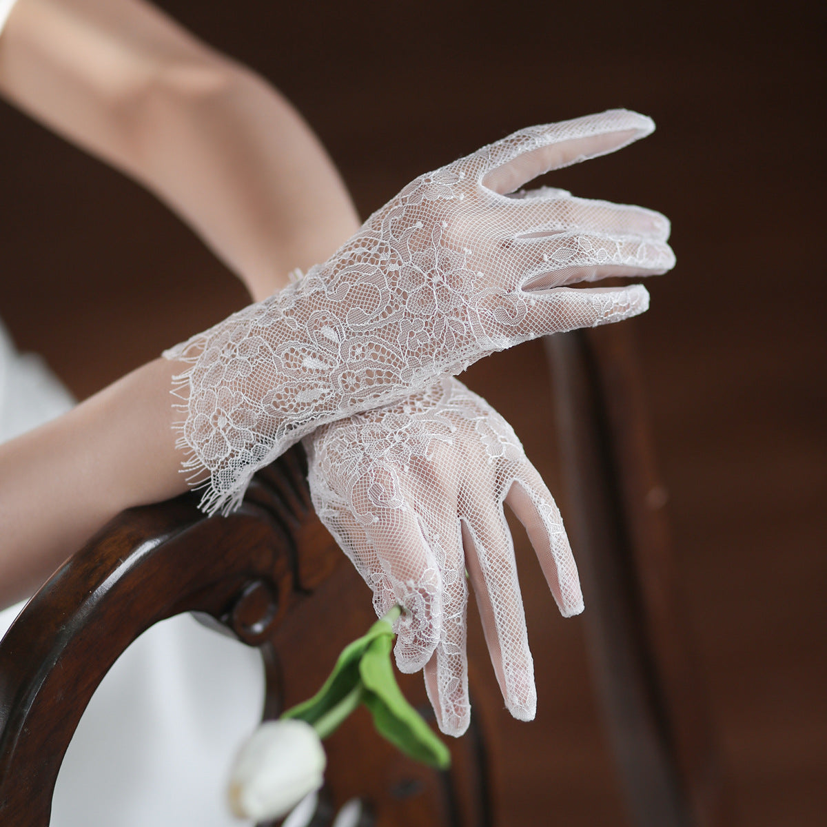 Elegant white lace bridal gloves for weddings2
