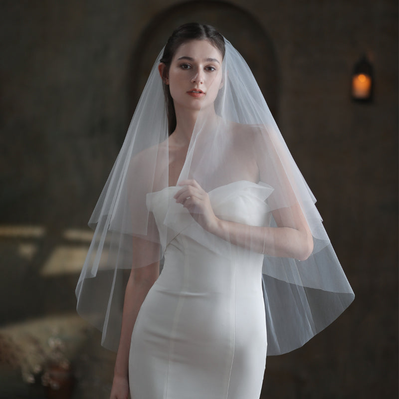 Classic lace bridal veil for elegant wedding attire1