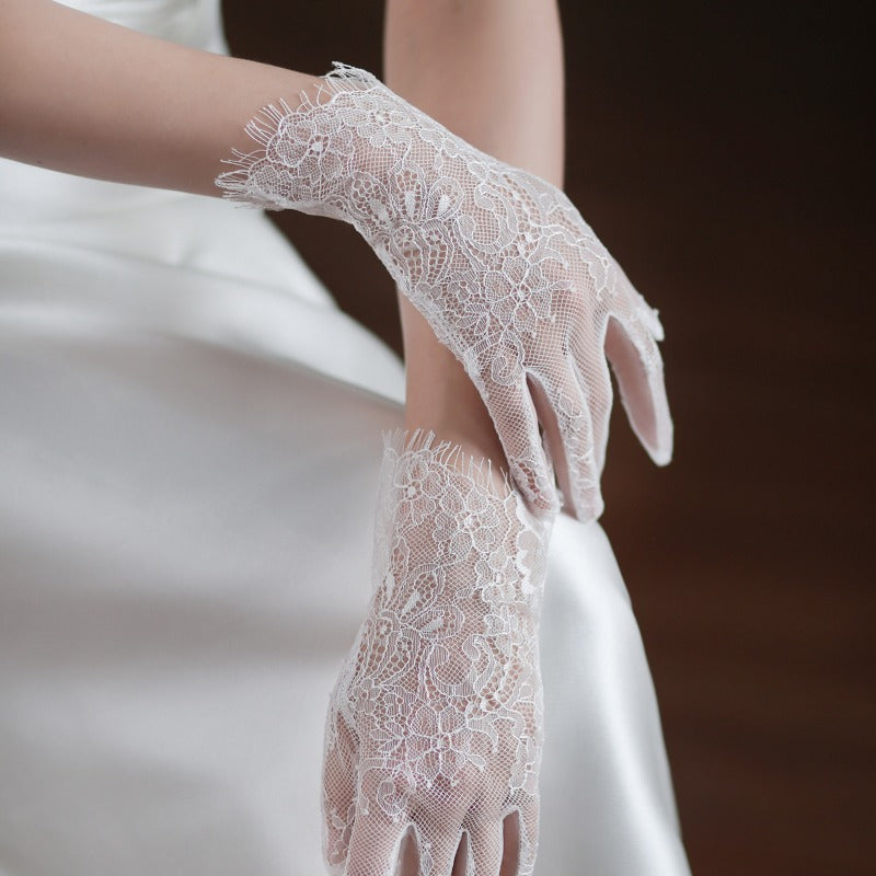 Elegant white lace bridal gloves for weddings0