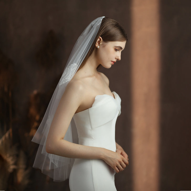 Elegant white floral lace bridal veil for weddings3