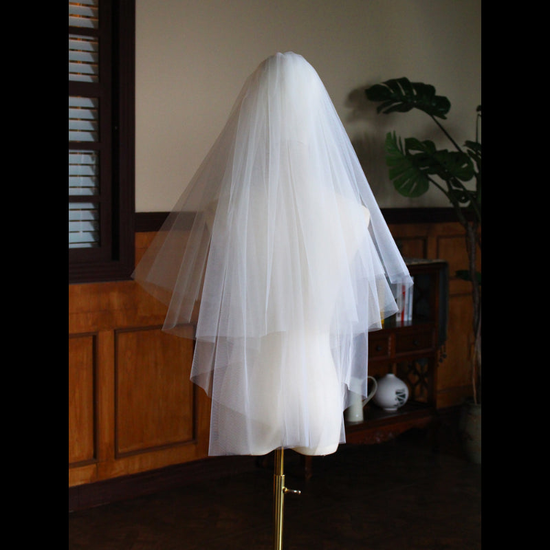 Classic lace bridal veil for elegant wedding attire3
